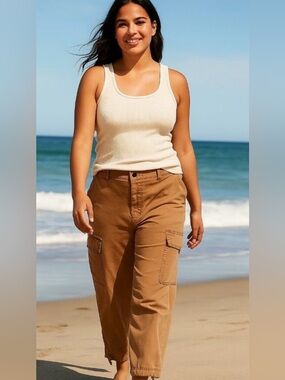 Old Navy Women’s Carro Capri Pants in Camel Sz M